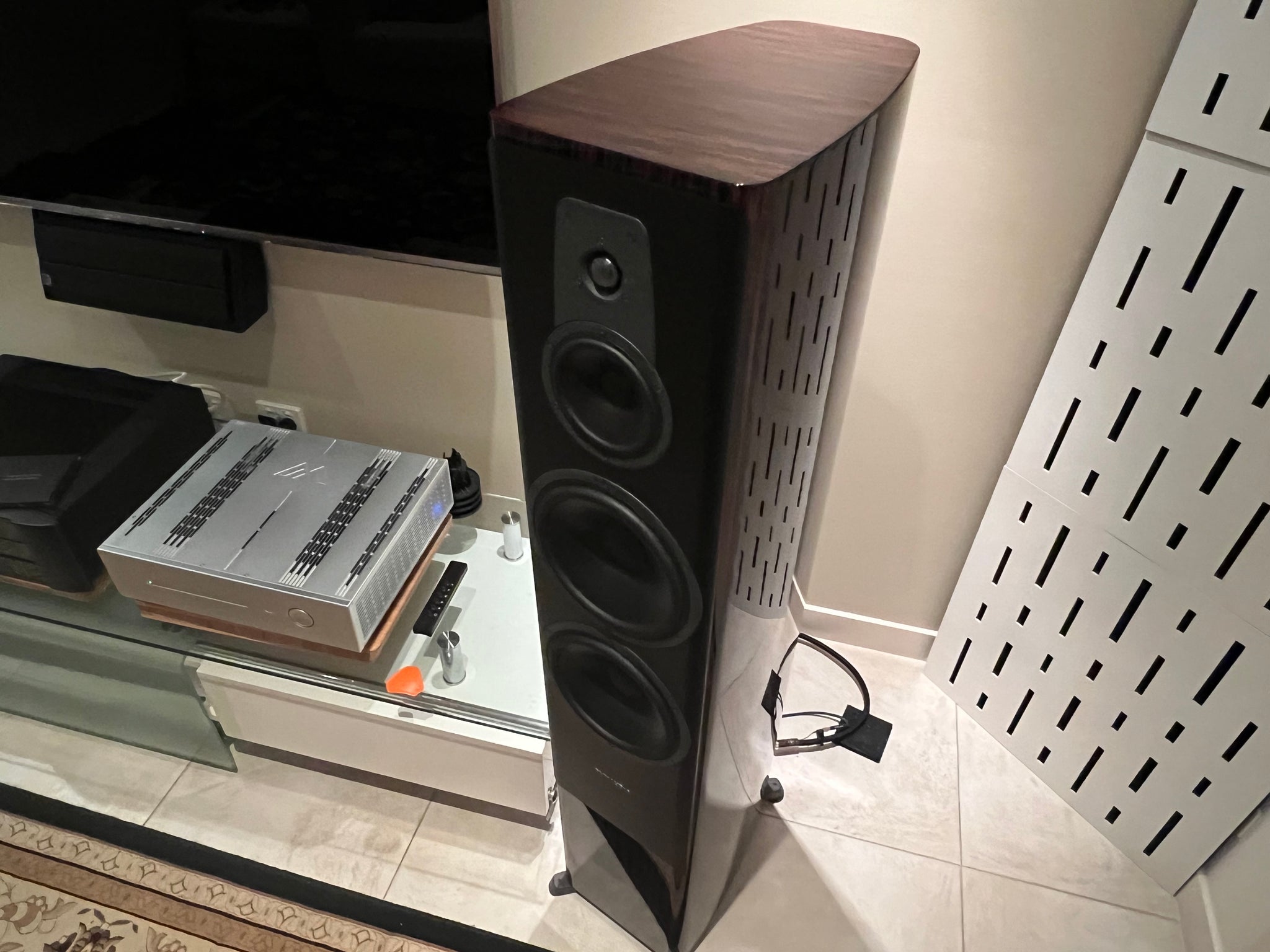 Dynaudio Contour 60 Speakers Premium Finish Reduced to sell